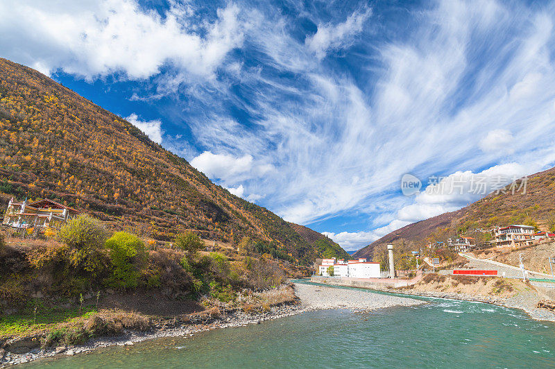 五彩缤纷的自然景观，亚丁/香格里拉山的秋天，中国，西藏